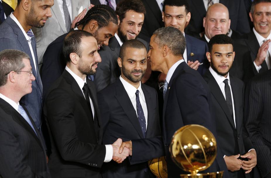 Belinelli osserva divertito mentre Obama si congratula con Ginobili. Il presidente ha avuto parole speciali per Marco. 